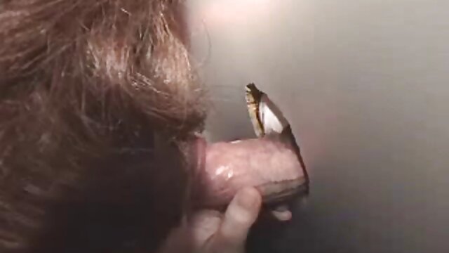 Blonde donne une pipe humide bâclée stream porn complet à l'homme