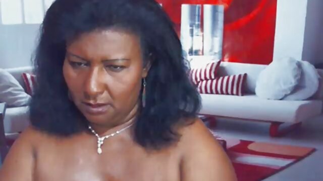 La serveuse aux gros seins Ashley Adams rebondit film en entier porno sur une grosse bite en POV