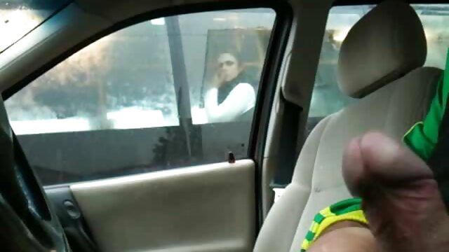 Ici, pornofilmcomplet une MILF aux gros seins joue avec sa chatte